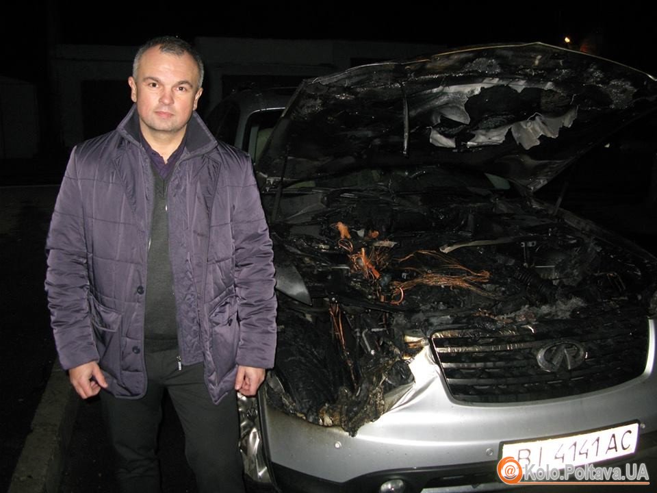 Депутат Ігор Лебедик біля свого понівеченого авто. Фото надане свідком події.