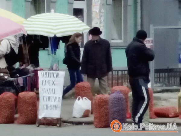 Горіхи скуповують на більше ніж 10 точках на ринку. Фото Ольги Матвієнко
