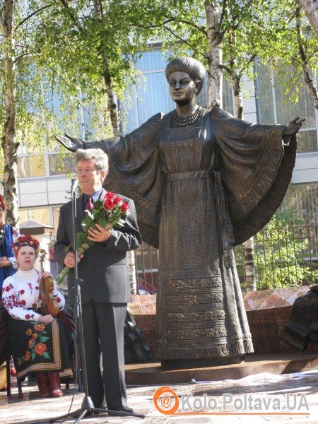 Микола Кириченко на фоні скульптури дружині. Фото Тетяни Цирульник