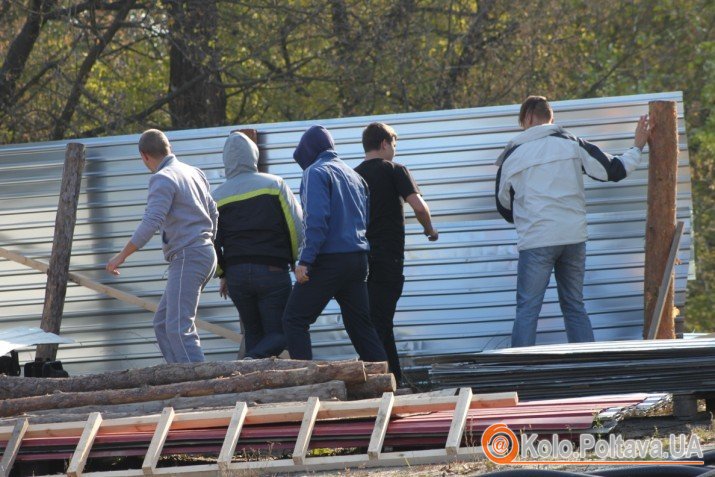 Полтавці знесли огорожу за 10-15 хвилин. Фото Надії Кучер