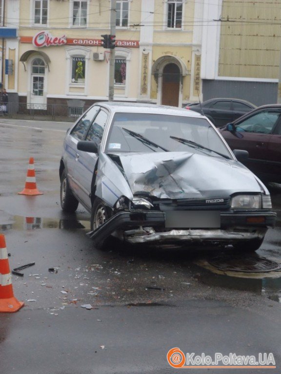 Від зіткнення з таксі постраждала пасажир легковика "Мазда