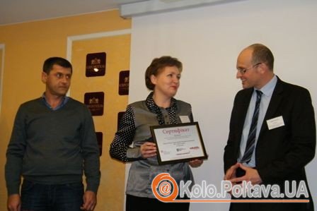 Роман Дрозд та Людмила Мостова отримують відзнаку за роботу. Фото надані Крістіною Криженко.