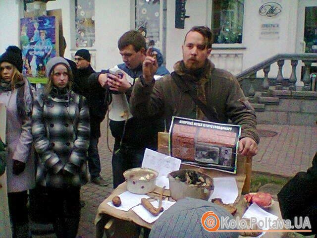 Полтавцям демонструють, що їли наші нащадки у голодні роки. Фото Надії Кучер.