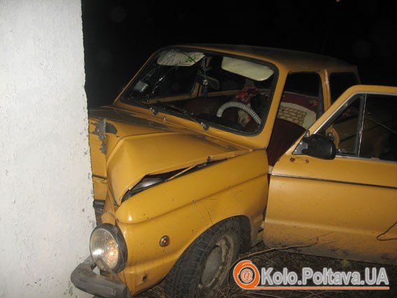 У Полтаві двоє на викраденому «запорожці» врізались у стовп. Фото зі сайту УМВС Полтавщини 