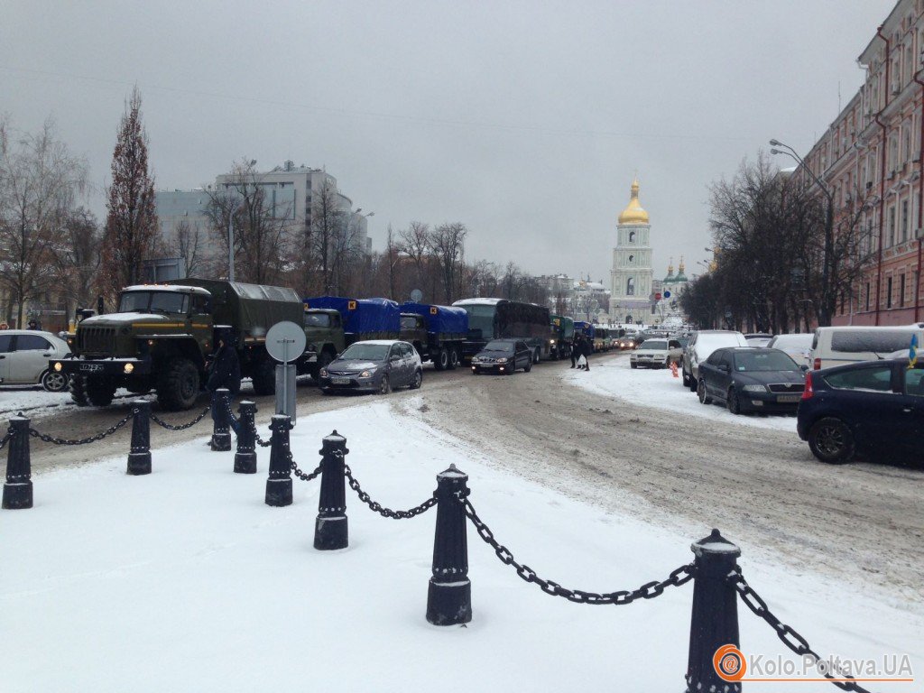 Один із підрозділів у пішому порядку рушив на Михайлівський майдан. Фото зі сторінки Тараса Кутового у Фейсбуці