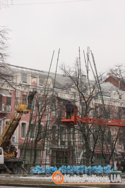 На Театральній площі почали встановлювати головну новорічну ялинку