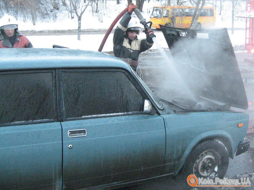 У полтавки серед дня загорівся автомобіль . Фото poltava.mns.gov.ua 