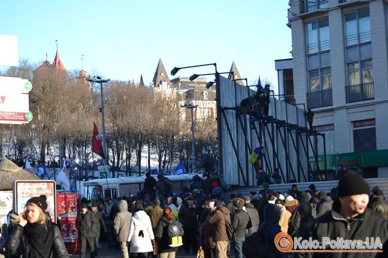 Антиєвромайдан загороджений автобусами, парканом і беркутівцями