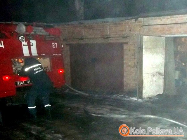 Автомобілі вогонь не пошкодив - вчасно викликали вогнеборців. фото www.poltava.mns.gov.ua
