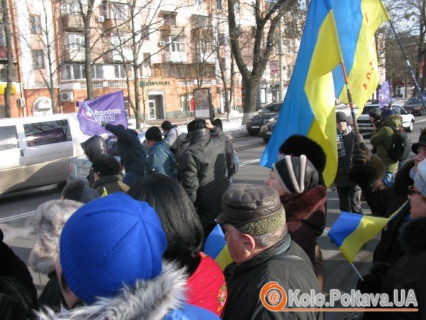 Полтавці зривають знамена "Український вибір" з автомобілів. Фото Тетяни Цирульник