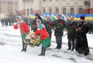 День Соборності: полтавці поклали квіти до пам'ятника Шевченку