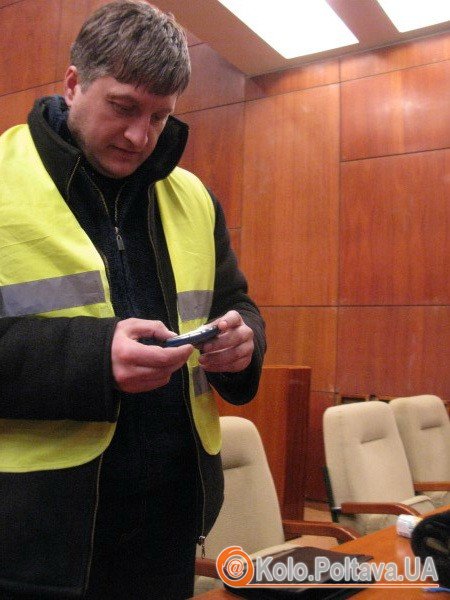Олег Сиротюк, нардеп, показує фото автозаків у внутрішньому дворі облдержадміністрації. Фото Тетяни Цирульник.