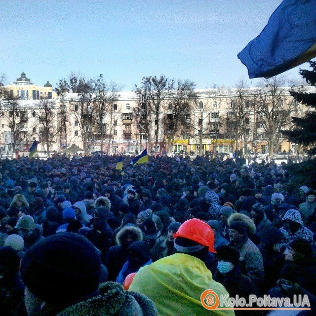 Тисячі людей на площі під ОДА у Полтаві (фото Андрія Іванова)