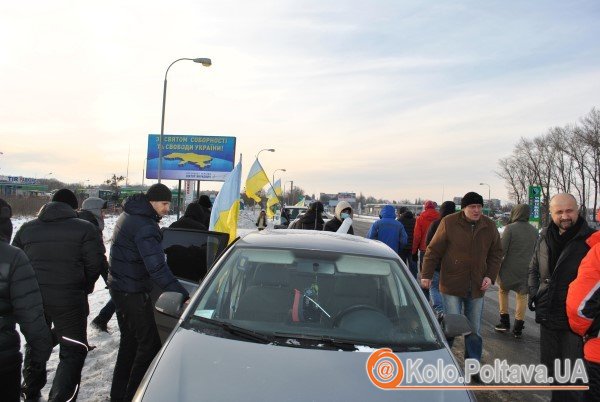 Полтавський автомайдан спілкується з ДАІ. Фото Вікторії Родічевої