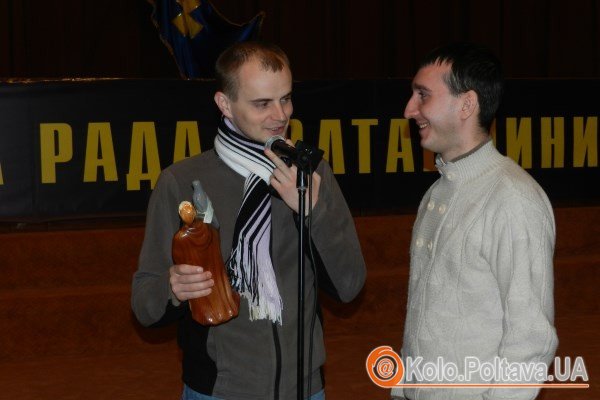 Роман Чабановський з подарунком (ліворуч)