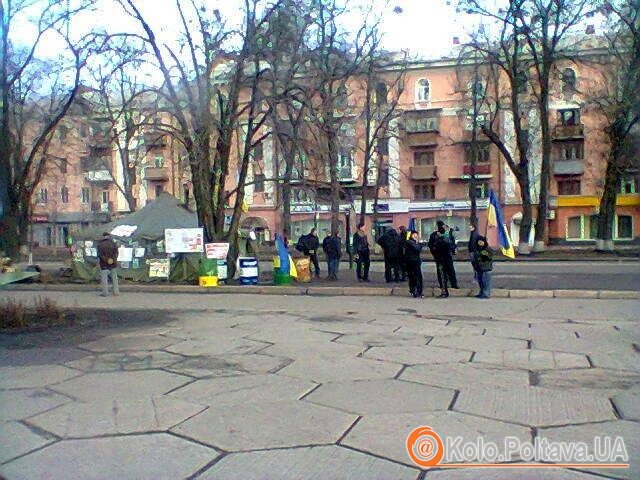 Євромайдан біля Полтавської облдержадміністрації. 16 лютого. Фото Надії Кучер.