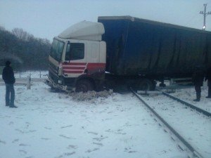 На Полтавщині дві вантажівки зіткнулися прямо на колії та заблокували рух потягів