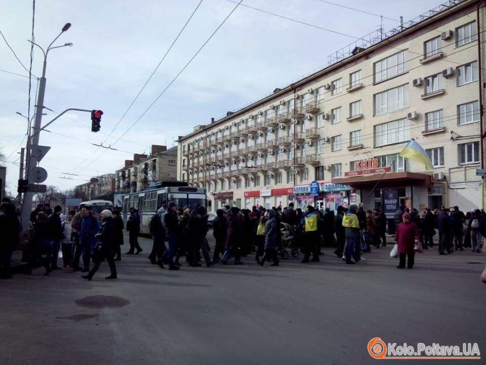 Колона мітингувальників прямує до міліції. Фото Ольги Матвієнко