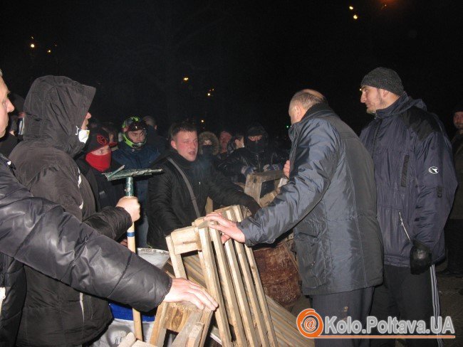 Лідери майдану вмовляють активістів не гарячкувати. Фото Тетяни Цирульник.