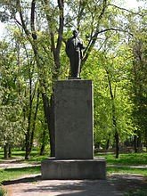 Ленін у Опішні ще стоїть. Фото з Вікіпедії.