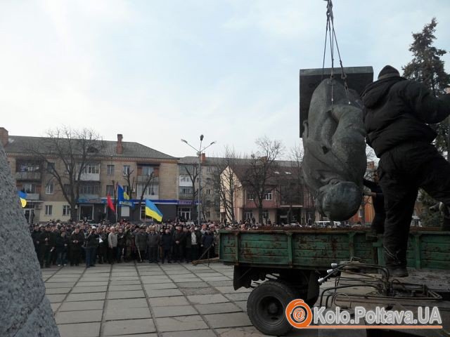 У Лубнах Леніна знесли офіційно Кірова  ні також провели мітинг-реквієм фото 