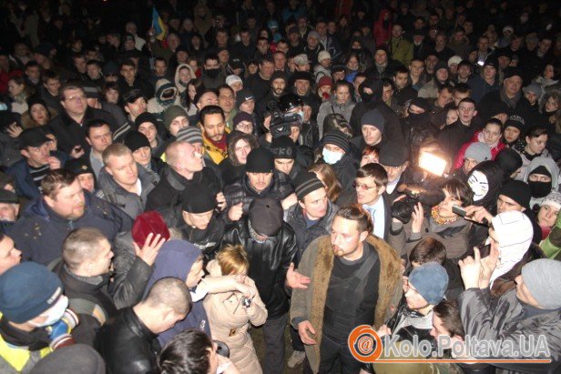 Щоб побачити заваленого Леніна, утворився натовп (Фото Юлії Деркач)