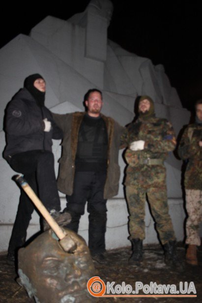 Активісти принесли голову залізного Леніна до кам'яного Шевченка (Фото Юлії Деркач)