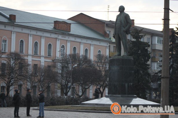 По двоє, по троє біля Леніна почали збиратися чи не з 16.00 21 лютого (Фото Юлії Деркач)