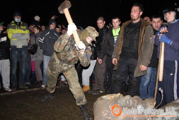 Кілька молодих чоловіків деякий час намагалися відбити голову залізному монументу (Фото Юлії Деркач)
