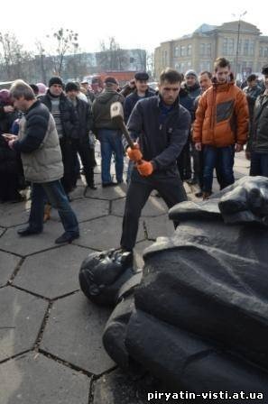 У Пирятині валяють Леніна. фото тут і далі з сайту piryatin-visti.at.ua