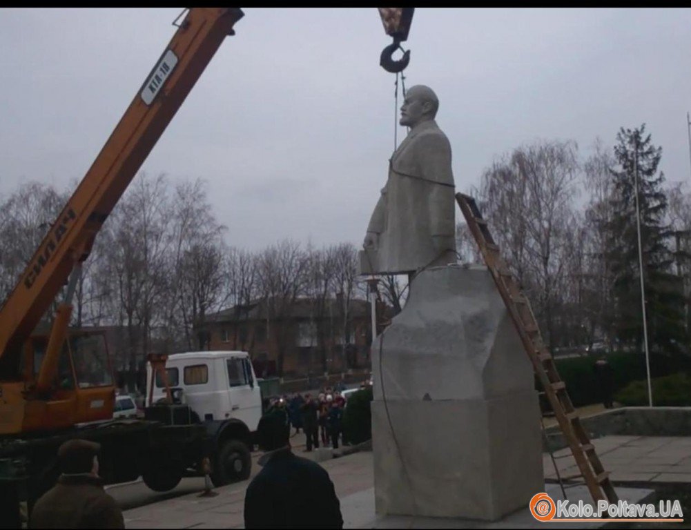 У Семенівці під час демонтажу пам’ятника Леніну у вождя відлетіла голова 