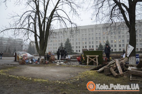 Біля Полтавської облдержадміністрації прибрали намет