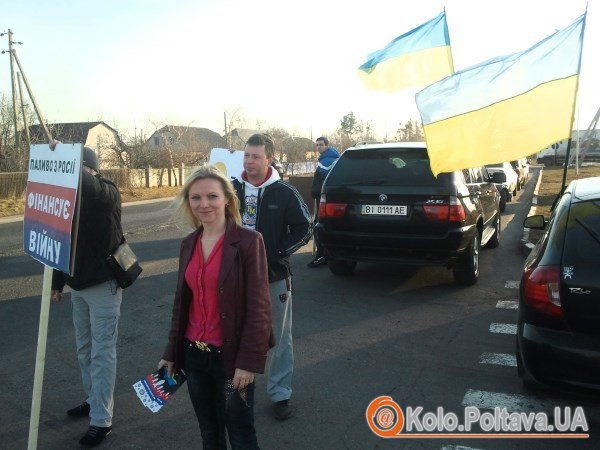 Полтавський Автомайдан роздає агітаційні листівки. Фото Вікторії Родічевої