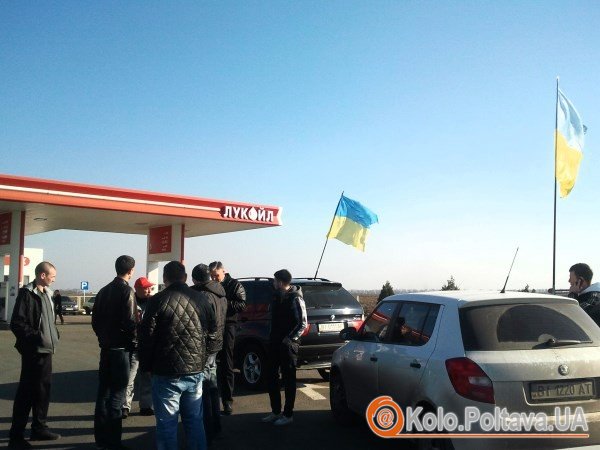 Автомайдан спілкується з працівниками АЗС. Фото Вікторії Родічевої