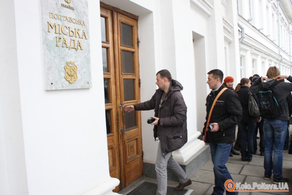 До Полтавської міськради зранку не впускали людей (фоторепортаж)