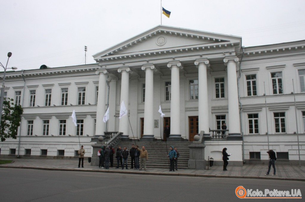 Мітинг біля полтавської міськради: вимагали кращих доріг