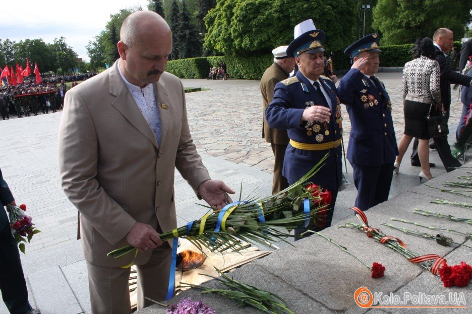 День Перемоги: Ворона прокоментував подвійне покладання у Полтаві