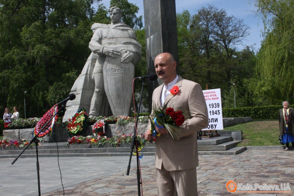 День Перемоги: Ворона прокоментував подвійне покладання у Полтаві