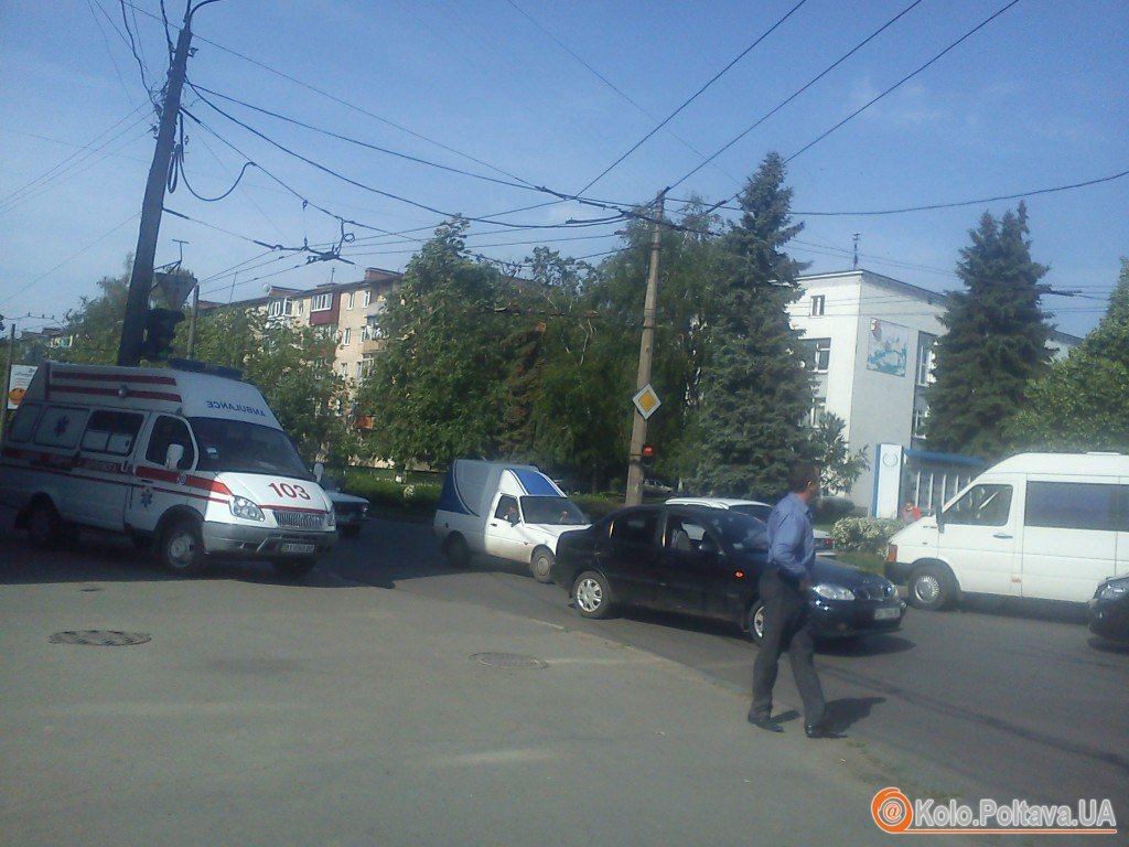 ДТП у Полтаві: на Халтуріна не розминулись мікроавтобус і легковик (фото)