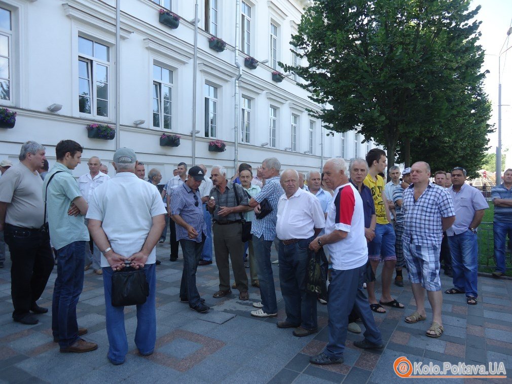 Мітинг у Полтаві: до міськради зійшлось близько 100 невдоволених людей