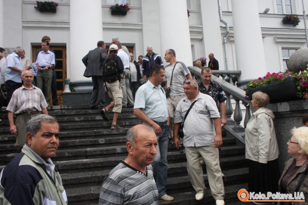 Мітинг у Полтаві: активісти залишили плакати і пішли в будівлю міськради