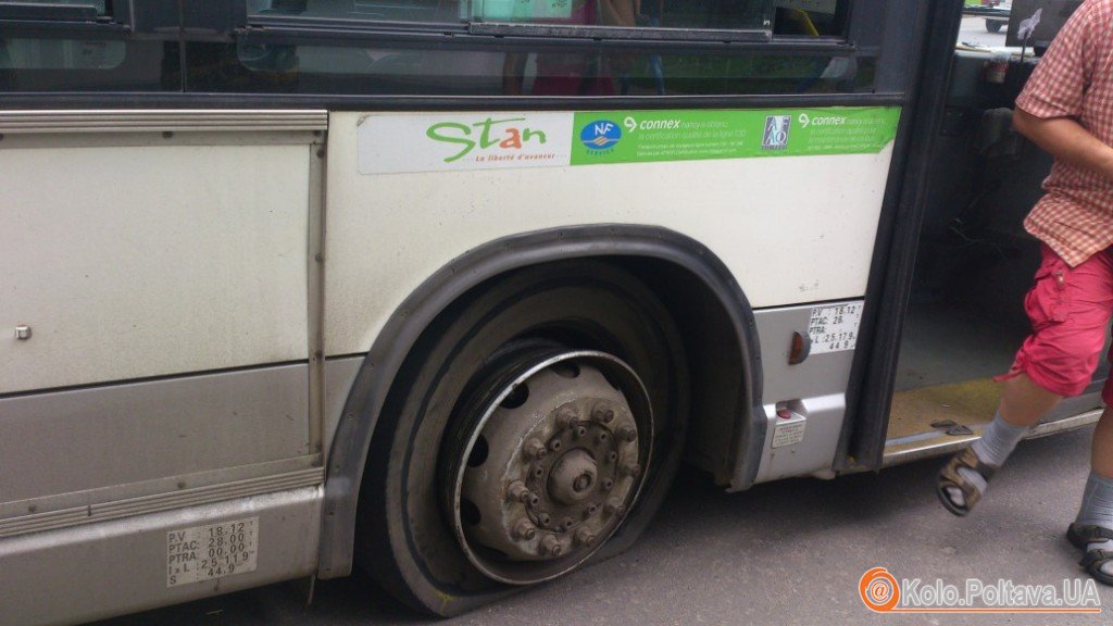 У Полтаві в кільцевого автобуса на ходу лопнуло колесо (фото)
