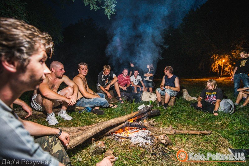 Фанати гурту «Король и Шут» пом’янули померлого соліста піснями під гітару біля вогнища