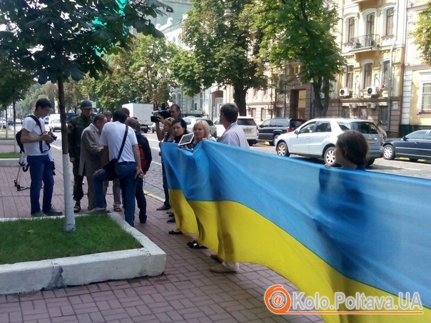 Полтавці у Києві під будівлею СБУ вимагають відставки воєнкома Павлова