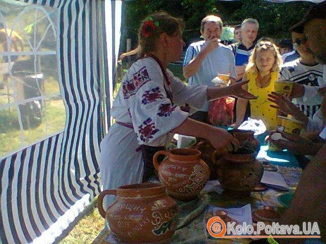 На Полтавщині під час фестивалю пригощали борщем з полуницею
