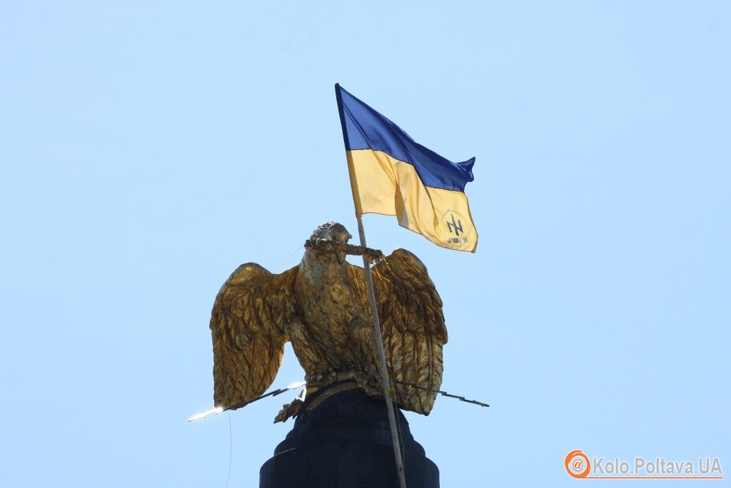 Прапор на монументі Слави
