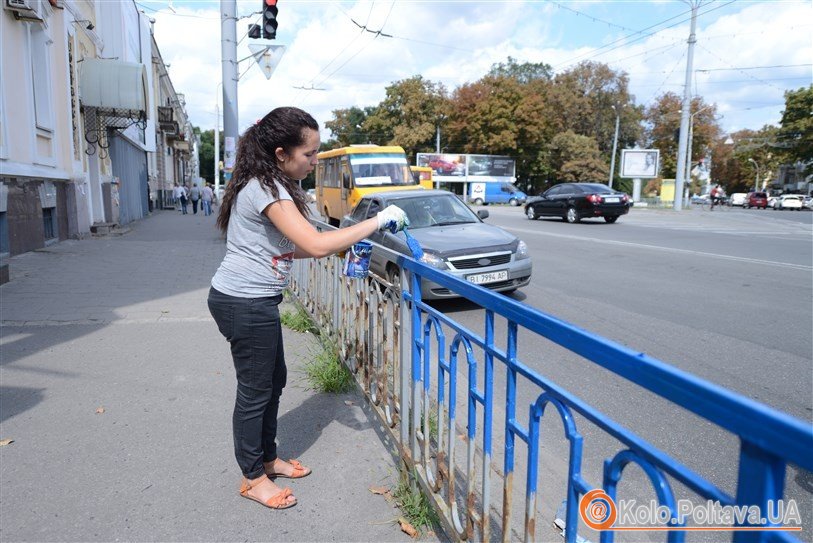 У Полтаві активісти розфарбували ще один паркан у національні кольори