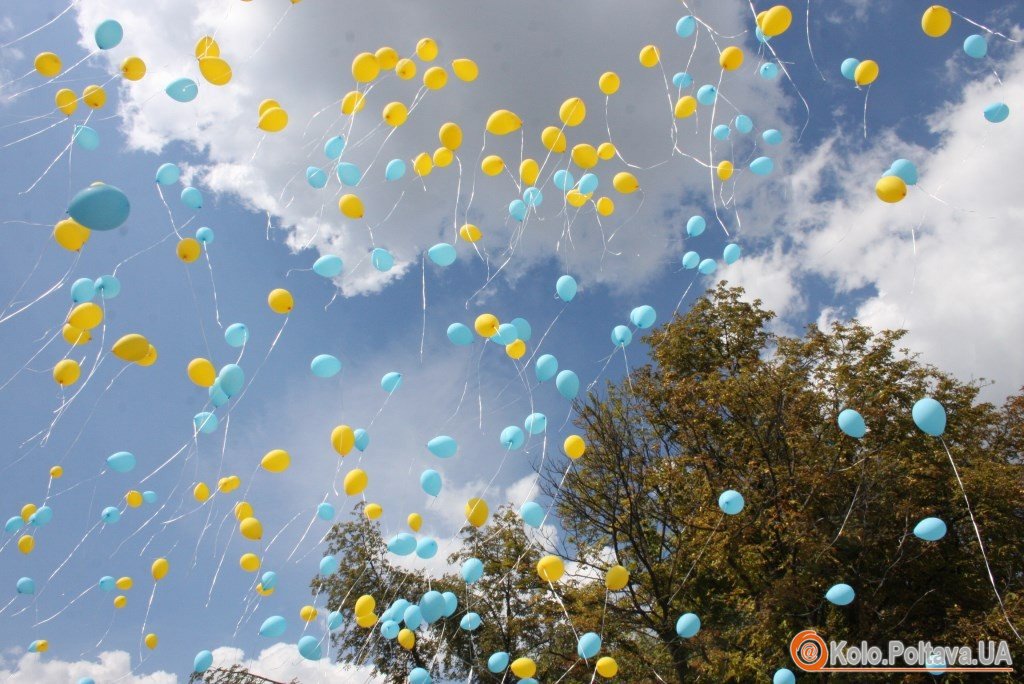 Кульки у повітря від студентів першокурсників