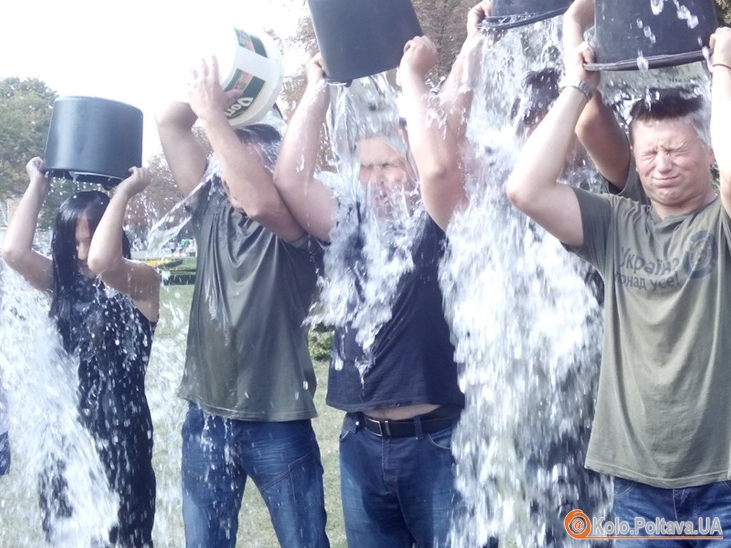 Масовий Ice Bucket Challenge у Полтаві влаштували для підтримку армії