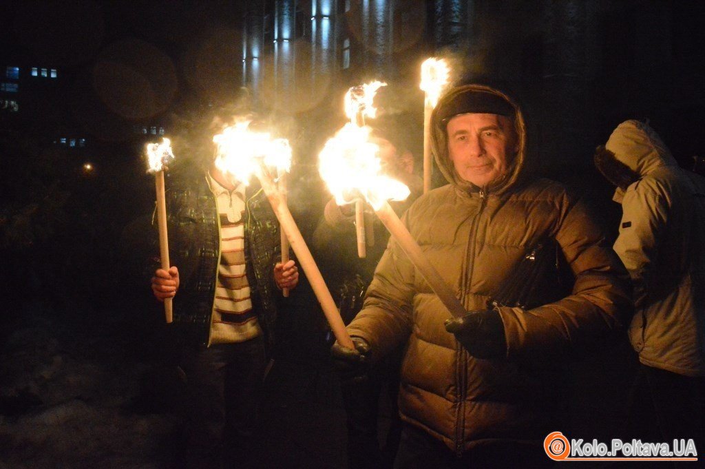 Полтавці зі смолоскипами відзначили День Соборності та вшанували пам'ять героїв Небесної Сотні